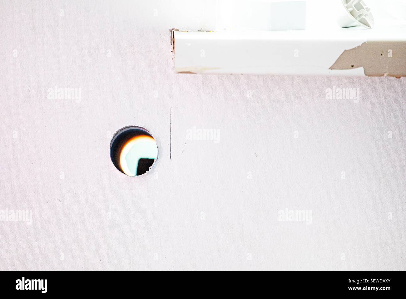 Gebohrt ein Loch durch eine tragende Wand für die Installation einer Klimaanlage Stockfoto