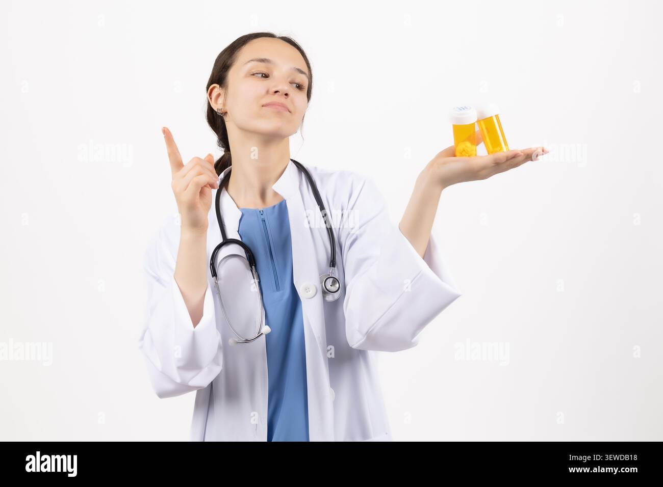 Lächelnde Ärztin bietet Vitamine Pillen Behandlungsoption Wahl Stockfoto