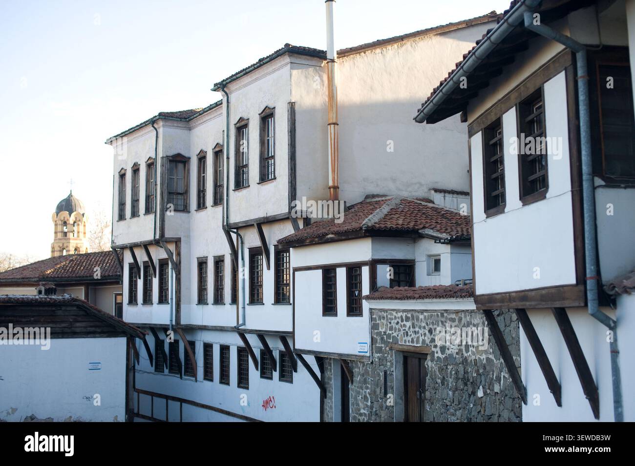 Erkunden Sie die Altstadt von Plovdiv, Bulgarien, und bewundern Sie die erhaltene Architektur des Nationalneuzeitalters neben der berühmten Kuppel der St. Marina-Kirche. Stockfoto