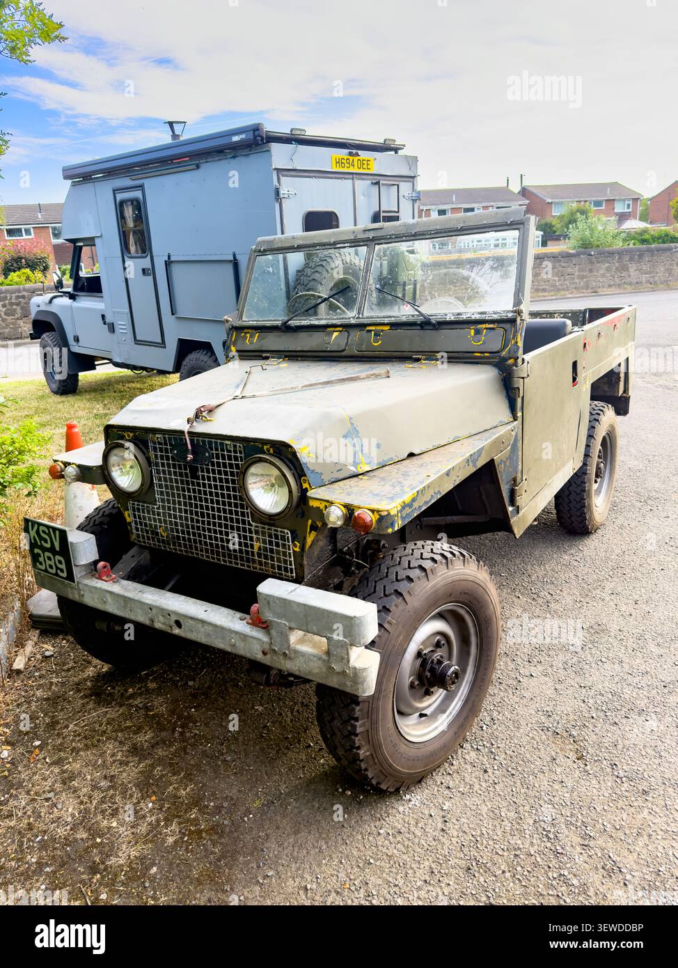 Vintage Land Rover Serie IIa 1/2 Tonnen leichter und grauer Land Rover Defender Camper, der im Freien in Großbritannien geparkt wird Stockfoto