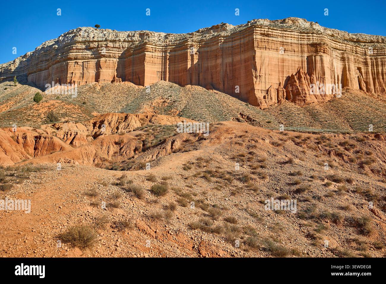 Rote Sandsteinklippen in der spanischen Provinz Teruel. Stockfoto