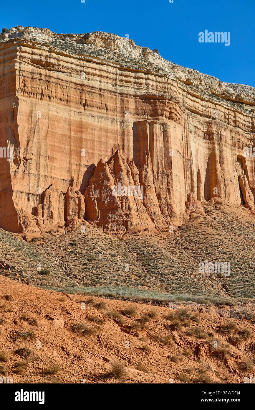 Rote Sandsteinklippen in der spanischen Provinz Teruel. Stockfoto