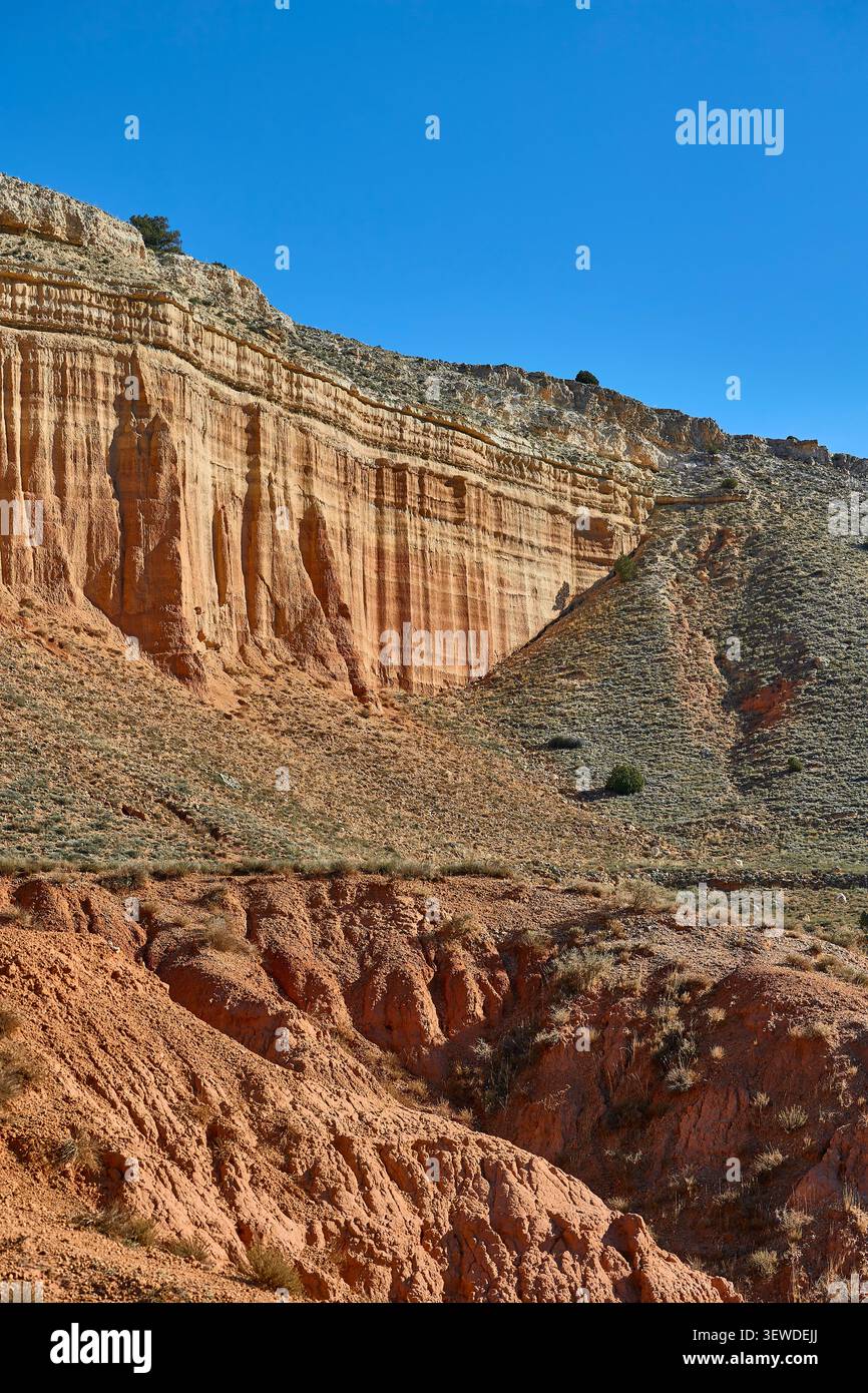 Rote Sandsteinklippen in der spanischen Provinz Teruel. Stockfoto