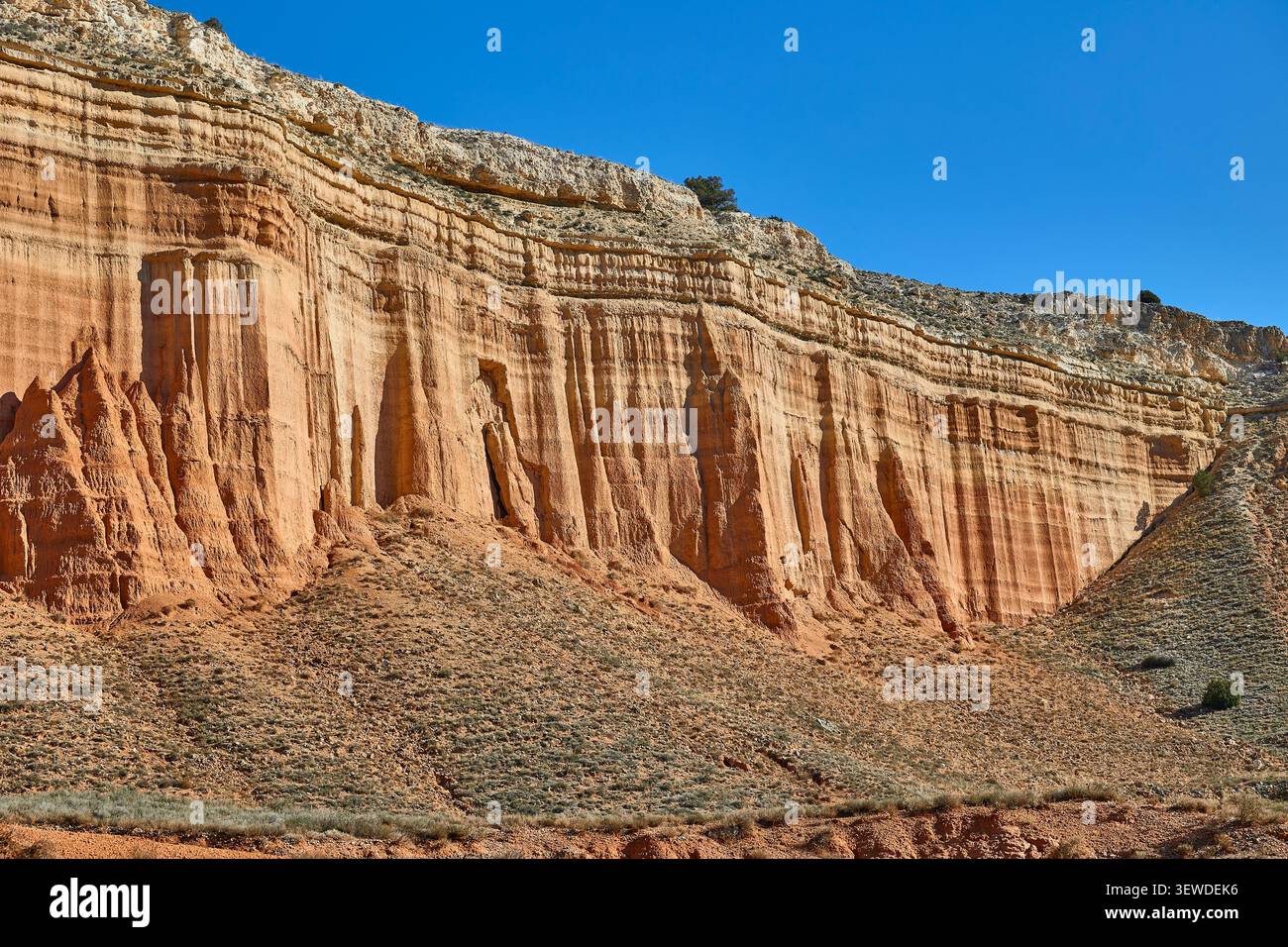 Rote Sandsteinklippen in der spanischen Provinz Teruel. Stockfoto