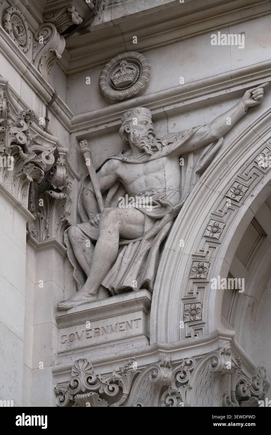 Eine allegorische Skulptur eines Souveräns, der staatliche Autorität vertritt, an der Fassade des Foreign, Commonwealth and Development Office, Whitehall Stockfoto