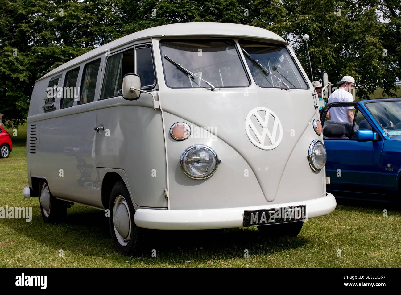 Grauer volkswagen Transporter Typ 2 Wohnmobil mit geteiltem Bildschirm, der auf einem Rasen auf einer Fahrzeugausstellung im Freien in Großbritannien geparkt wurde Stockfoto
