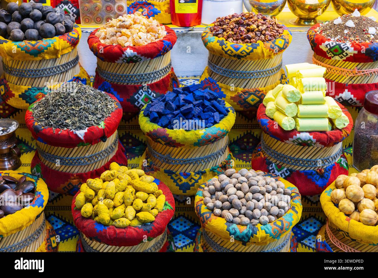 Bunte Gewürze auf Display im Mutrah Souq in Maskat, Oman Stockfoto