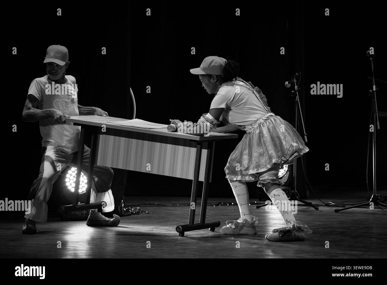 Zwei Schauspieler führen eine Komödienskizze um einen Tisch auf der Bühne im Teatro Principal in Ciego de Avila, Kuba, auf Stockfoto