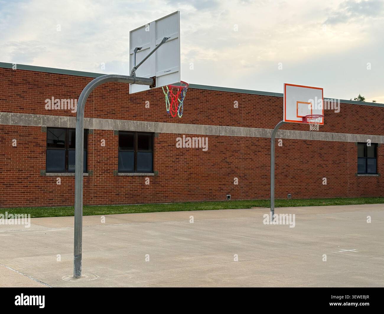 Basketballkorb und Netz auf einem Spielplatz Stockfoto