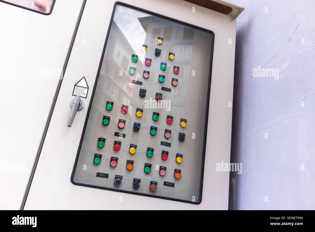 Das Bild zeigt ein öffentliches Münztelefon mit Tastatur und Display, das auf einer Metalloberfläche montiert ist und für Anrufe im Freien oder in öffentlichen Umgebungen verwendet wird. Stockfoto