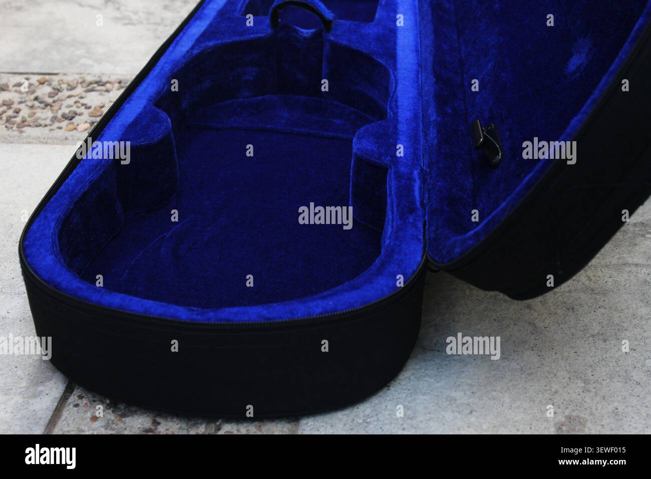 Nahaufnahme eines leeren schwarzen Violinkastens mit blauem Samt. México. Konzept: Geigenkoffer leer, Musiker, Violine, Musik Stockfoto