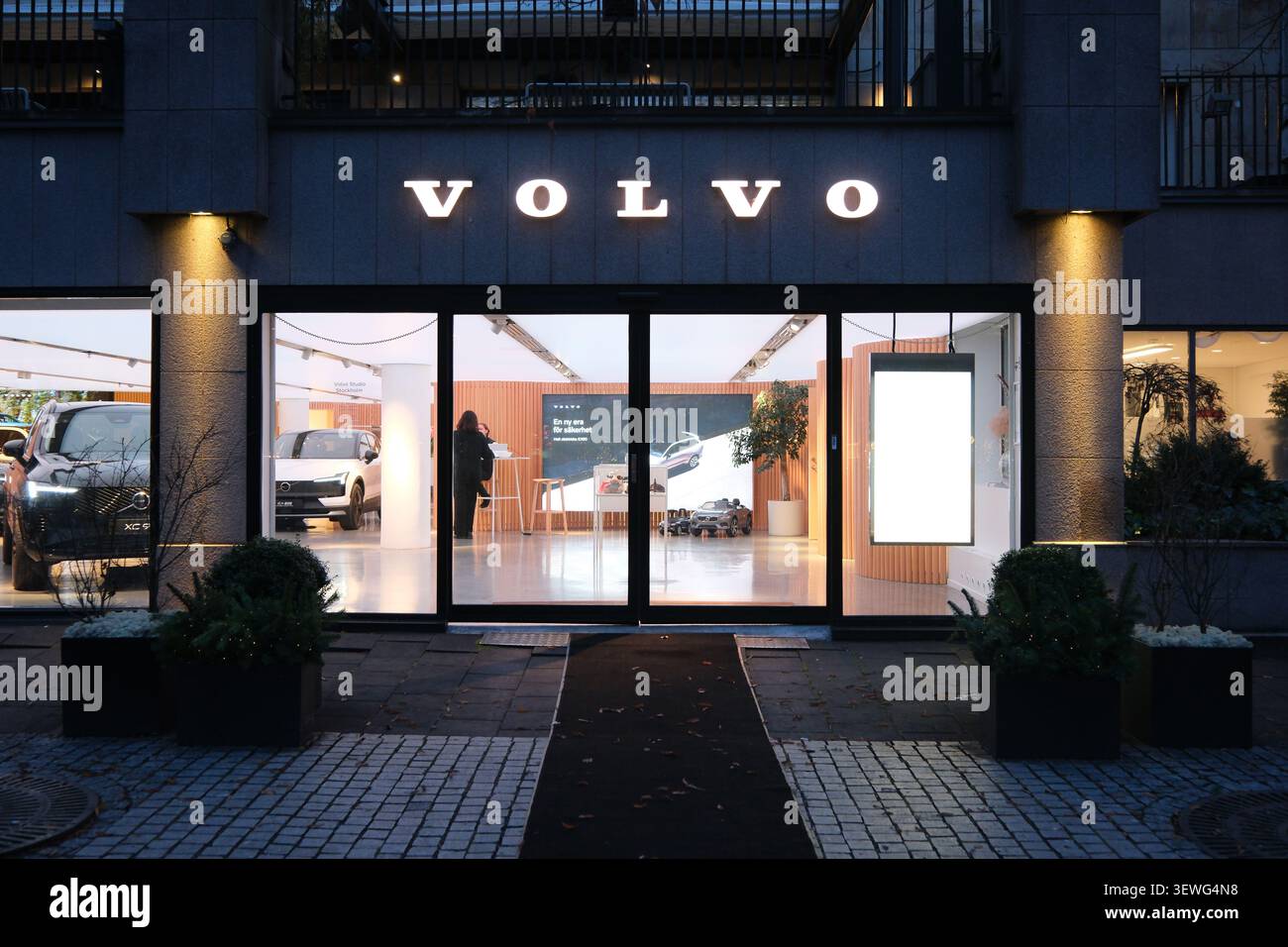 Stockholm, Schweden-27. November 2025: Fassade des Volvo-Autohauses bei Nacht Stockfoto