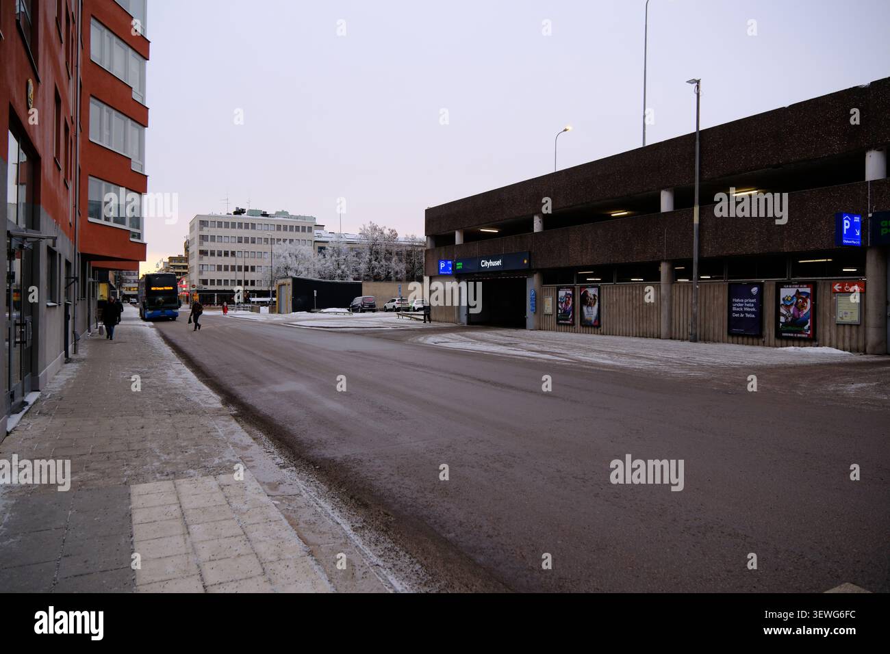 Eskilstuna, Schweden-27. November 2025: Blick auf die Straße im Winter in der Rademachergatan in Eskilstuna, Schweden Stockfoto