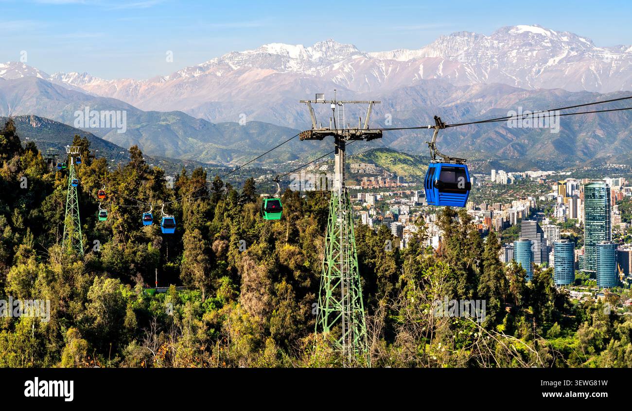 Die Seilbahnen von Teleferico Santiago gleiten über den Santiago Metropolitan Park mit den Anden und der Skyline der Stadt in der Ferne. Stockfoto