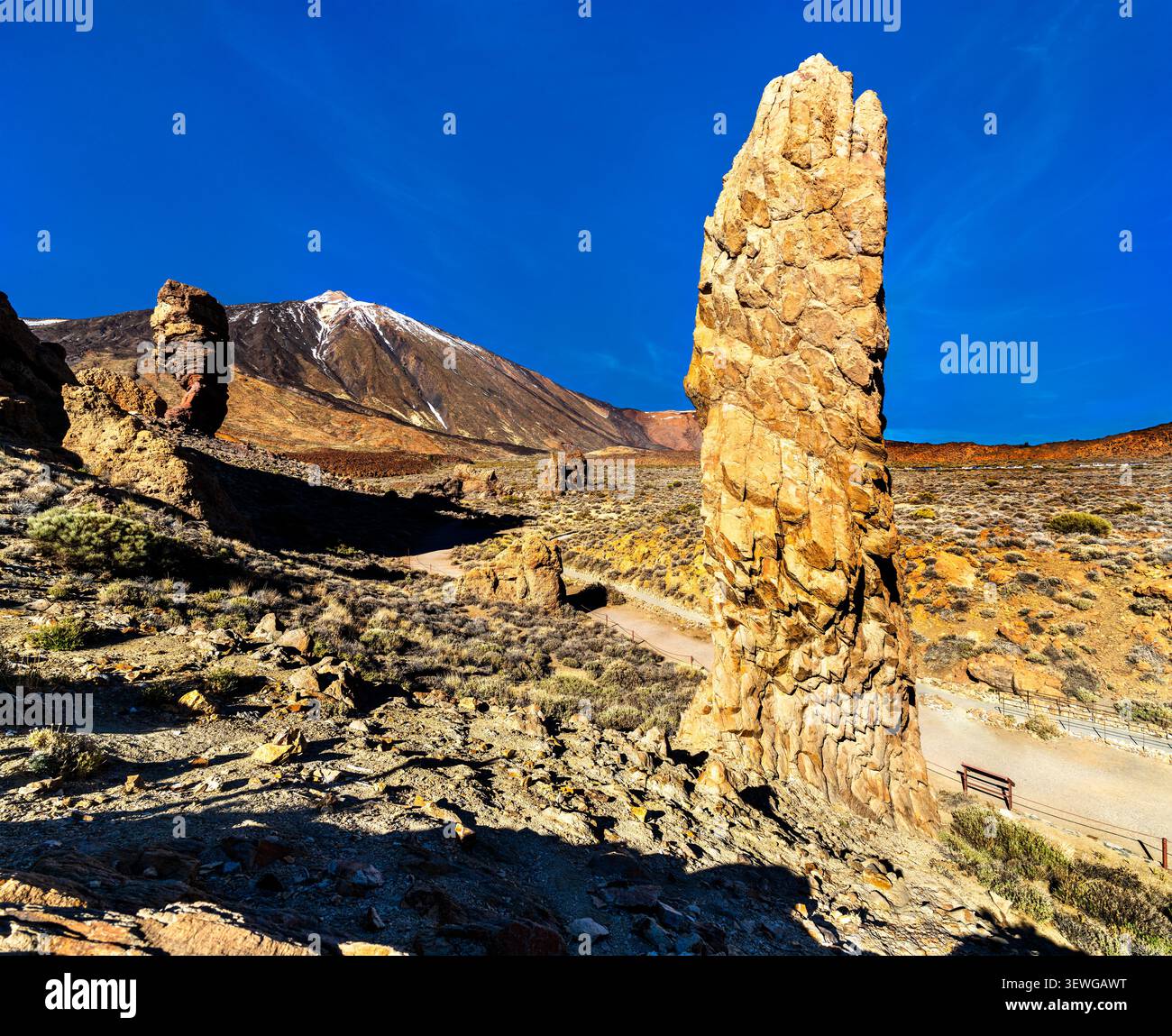 Vulkanische Felsformationen von Roques de Garcia mit dem Teide im Hintergrund im Teide-Nationalpark, Teneriffa, Spanien. Stockfoto