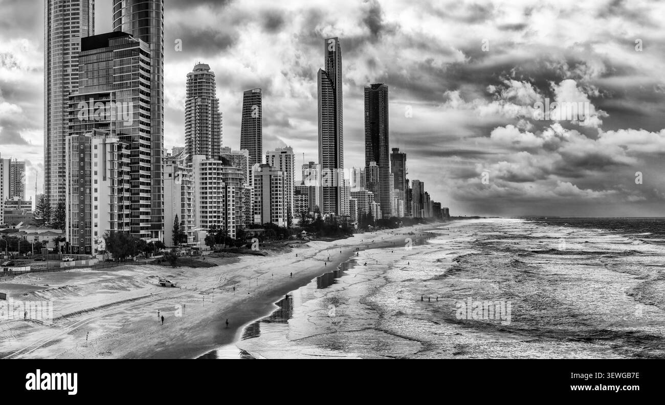 Gold Coast Waterfront Hochhausarchitektur in Queensland von Australien - kurzer Kontrast graues, wolkiges, regnerisches Stadtbild. Stockfoto
