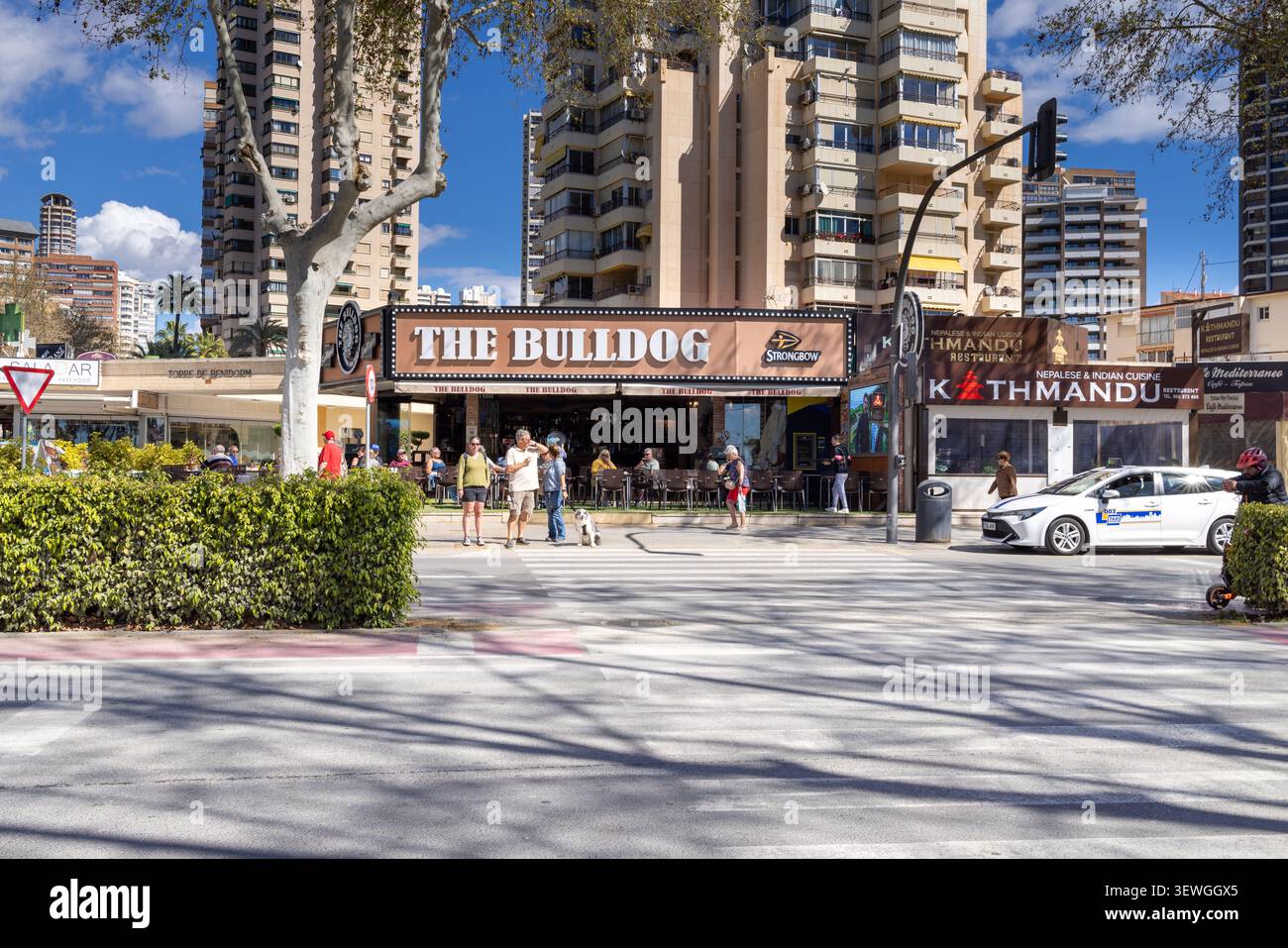 Benidorm Spanien, 27. Match 2025: Foto der spanischen Stadt Benidorm mit der berühmten Bull Dog Bar und Restaurant entlang der Hauptstraße und Pede Stockfoto