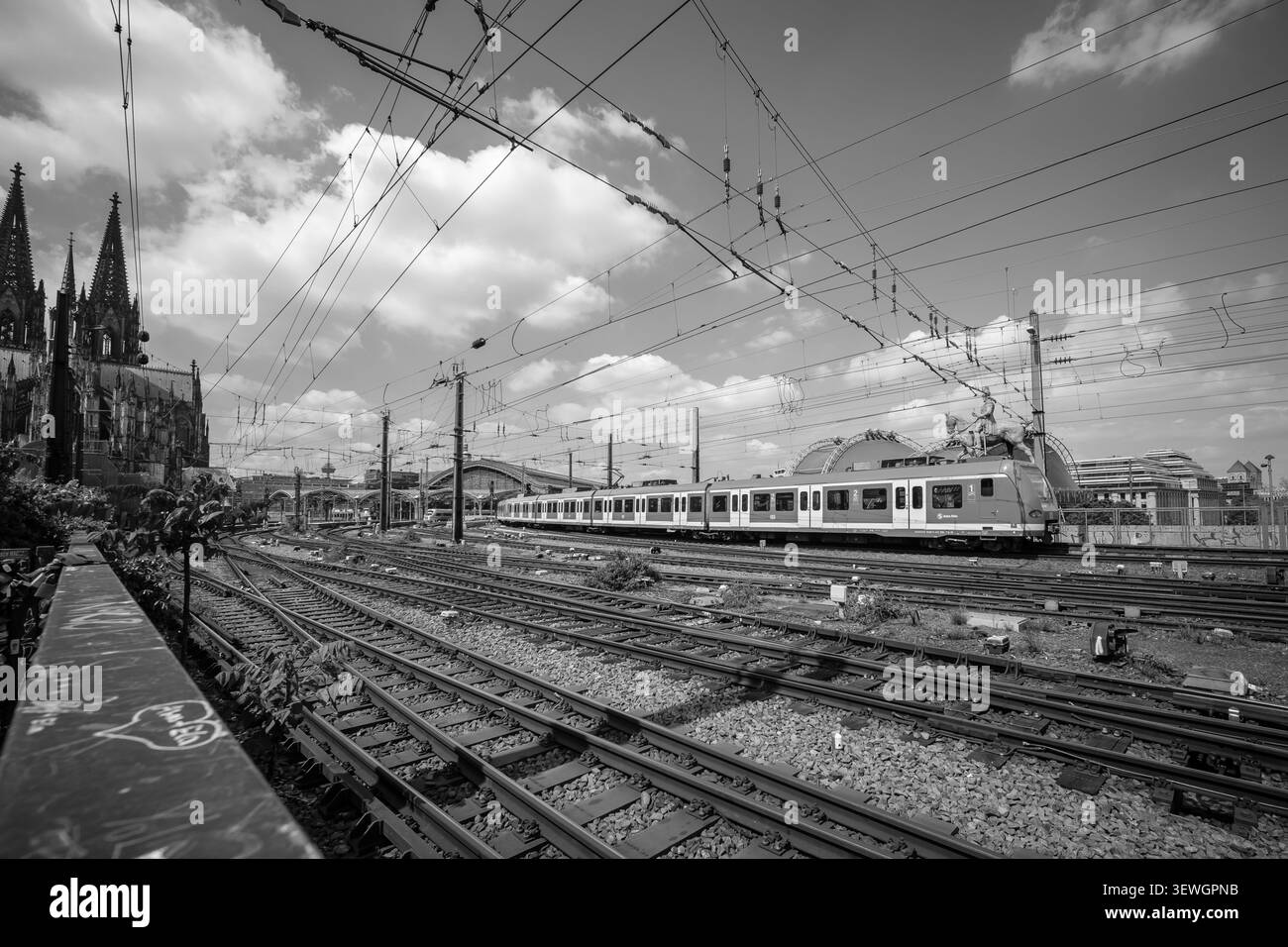 Köln - 5. Mai 2026 : Blick auf einen Regionalzug, der den Kölner Hauptbahnhof und den Dom im Hintergrund verlässt Stockfoto