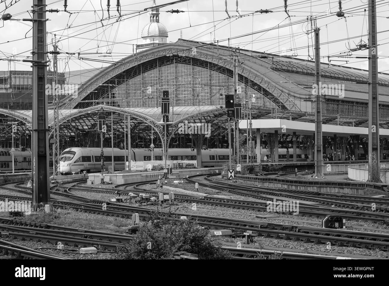 Köln - 5. Mai 2026 : Blick auf einen ICE-Hochgeschwindigkeitszug, der den Kölner Hauptbahnhof verlässt Stockfoto