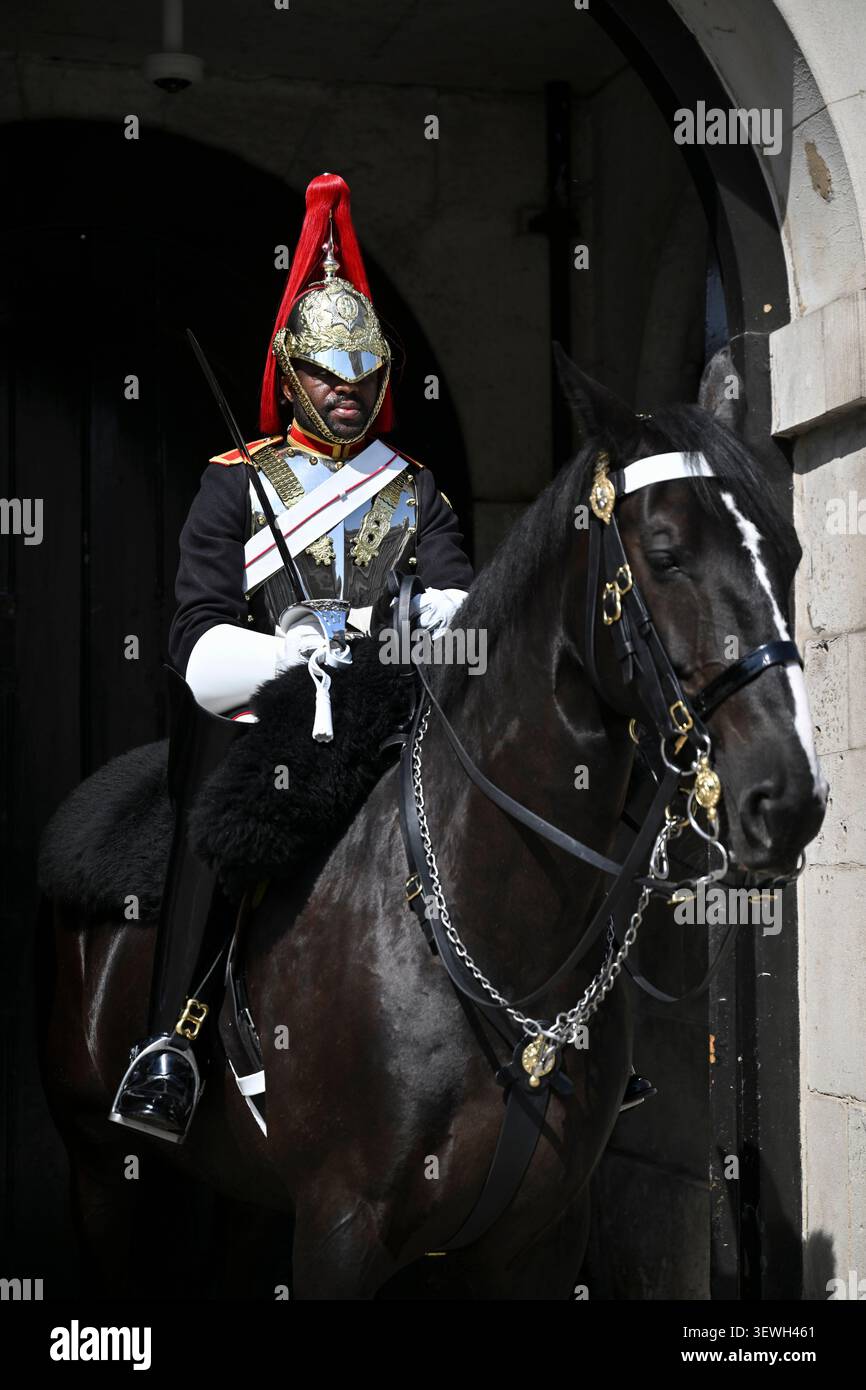 Horse Guards Bogenway, Whitehall, London, Großbritannien. Juni 2026. Eine Blues & Royal Guard spürt die Hitze, die in der Sonne in Whitehall schwitzt Stockfoto
