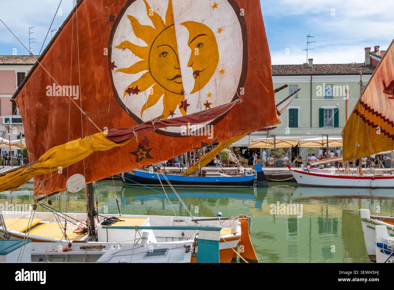 Historische Segelboote im Hafenkanal von Cesenatico, Italien Stockfoto