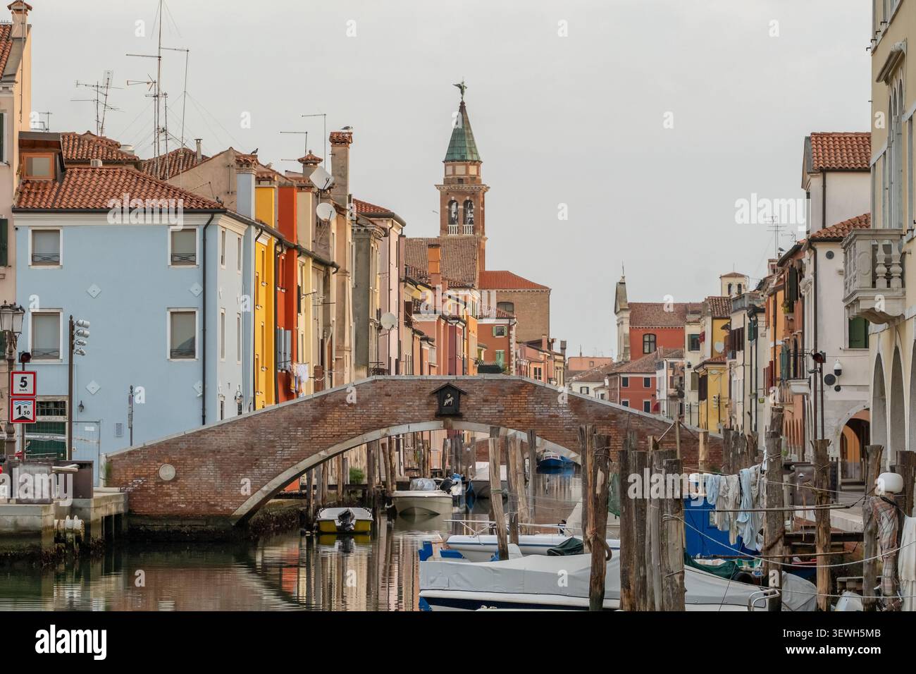 Wunderschöner Kanal mit Booten und Ponte Brücke in Chioggia, Italien Stockfoto