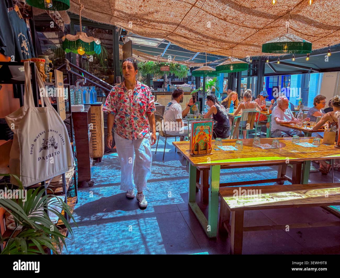 Biarritz, Frankreich, Blick auf französische Cafés, Restaurants, Menschenmassen im Inneren, Terrassen, 'Palmito' Lebensmittelmarkt, Tische, Gemeinsame Mahlzeiten Stockfoto