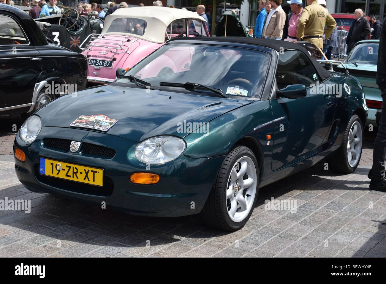 Hilversum, Niederlande - 7. Juni 2026: ein grüner MG F von 1997 Stockfoto