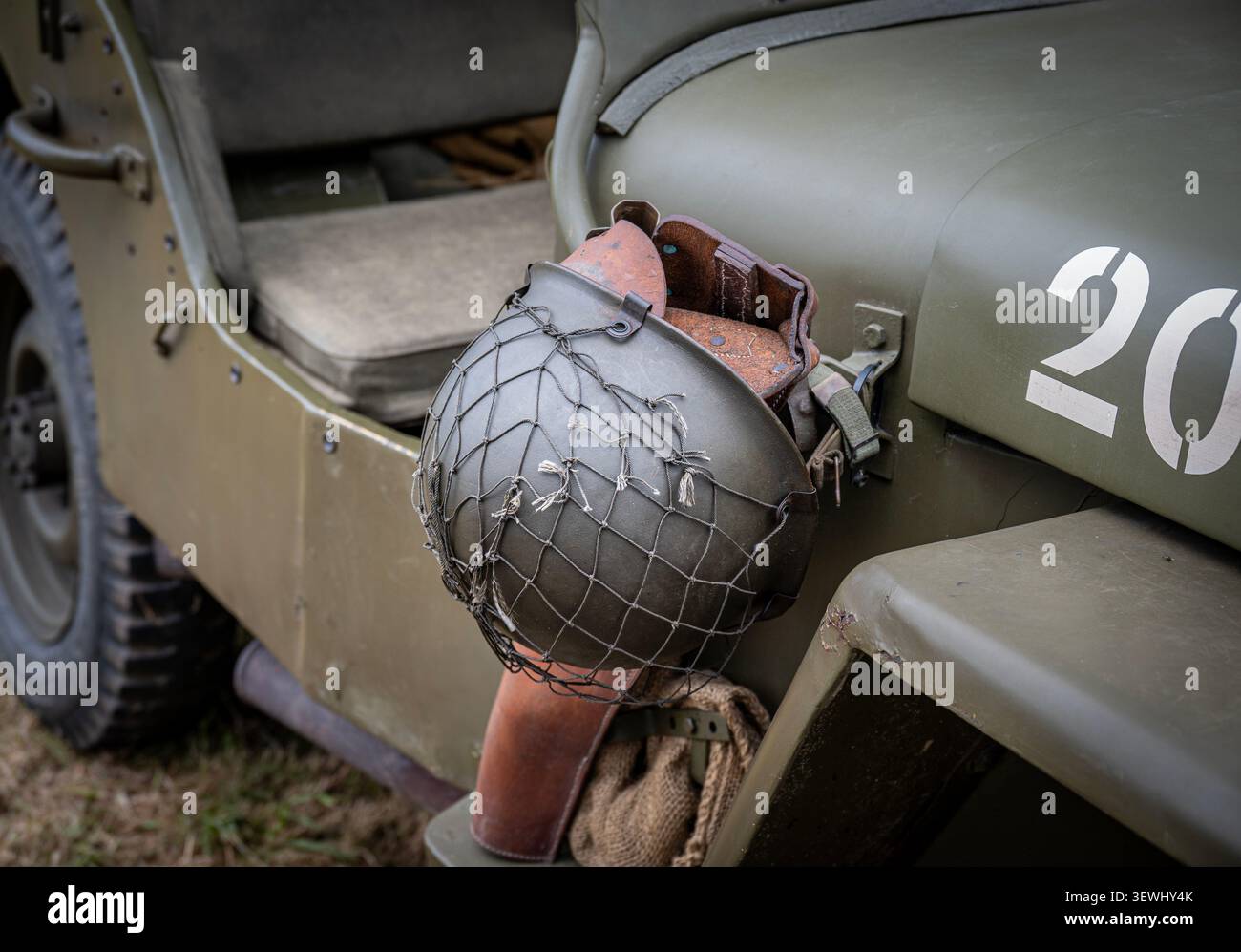Ein Willys MB Militär-Jeep, ein 1/4-Tonnen-leichtes Aufklärungsfahrzeug, das häufig während des Zweiten Weltkriegs verwendet wird, mit einem Tarnhelm an der Seite. Stockfoto
