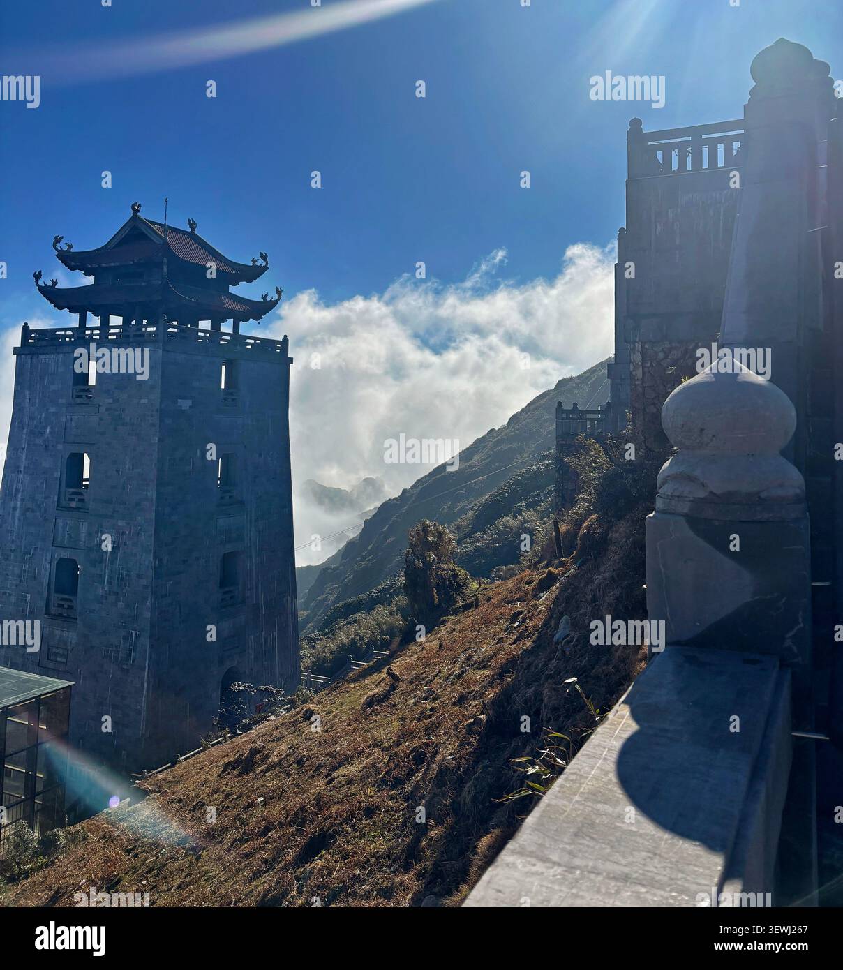 FANSIPAN, SAPA, VIETNAM - 21. DEZEMBER 2025: Herrlicher traditioneller asiatischer Tempelkomplex hoch auf dem Fansipan Berg in der Nähe von Sapa, Vietnam. Stockfoto