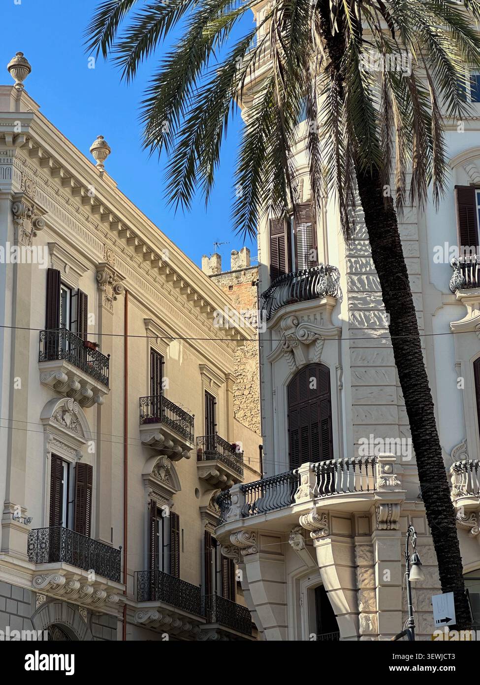 Stimmungsvolle Straßenszenen in Palermo, Sizilien, die historische Architektur, das pulsierende Stadtleben und den Charakter Süditaliens einfangen. - Smartphone-aufgenommenes Stockfoto
