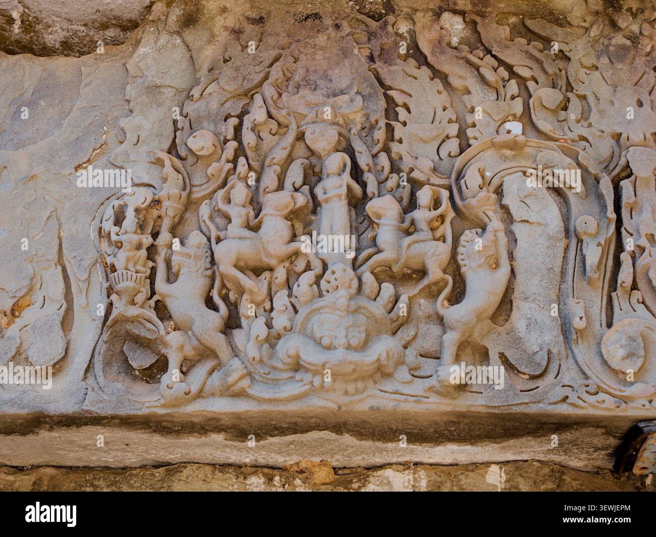 Komplizierte Khmer-Bas-Relief-Schnitzerei im Ta Prohm Tempel, Angkor, Kambodscha Stockfoto