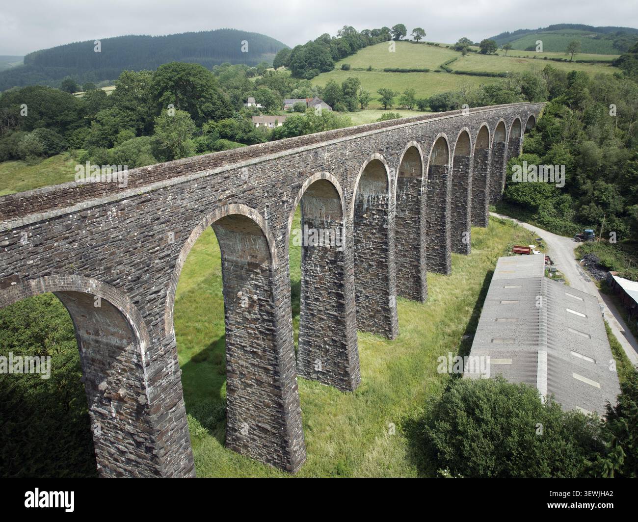 Ein beeindruckendes Eisenbahnviadukt mit achtzehn Bögen auf der Central Wales Line durch das Afon Bran Valley in Mid Wales. Stockfoto
