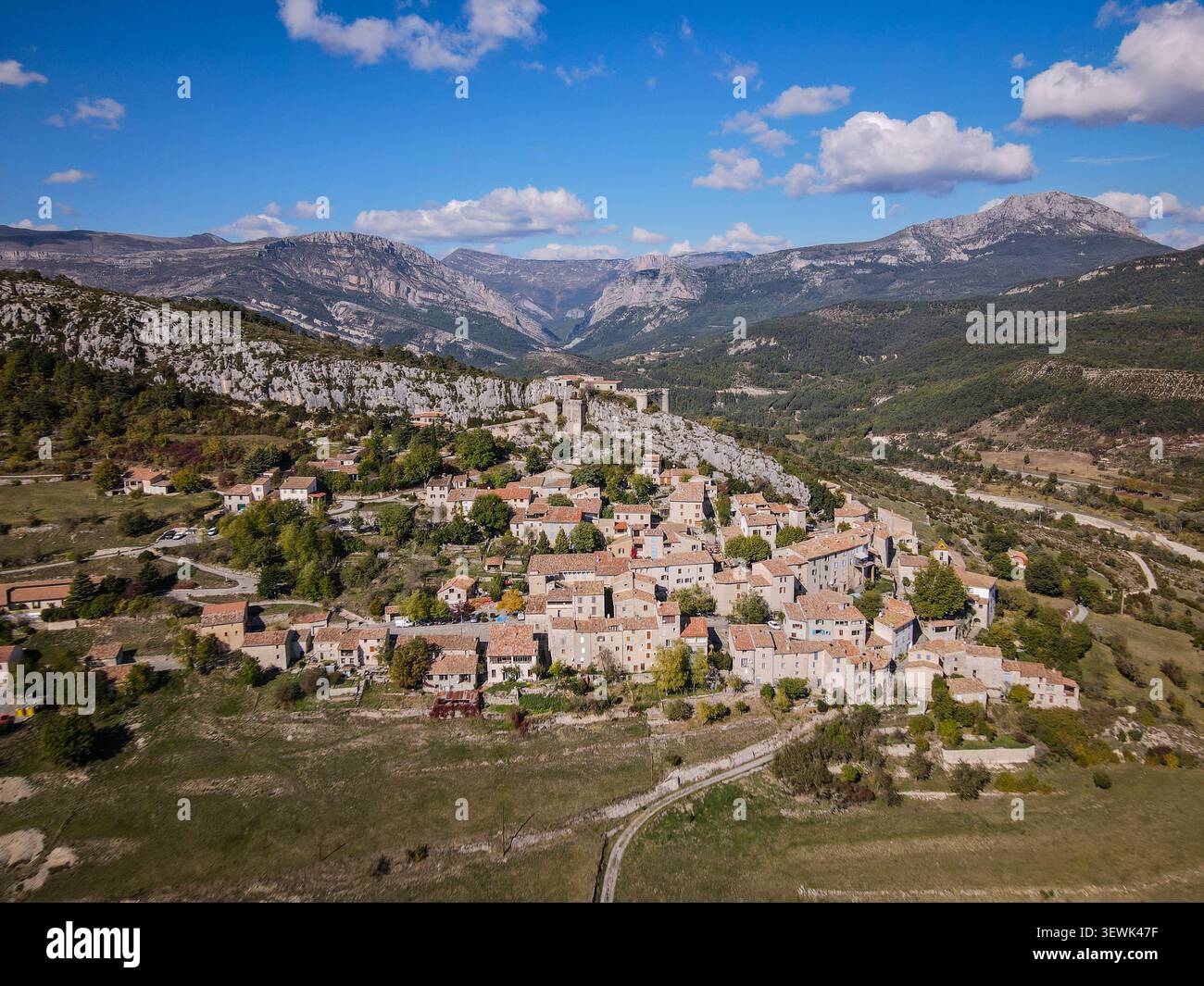 Eine weite Aufnahme aus der Luft zeigt das malerische Dorf Moustiers-Sainte-Marie, Frankreich, mit seinen traditionellen Steinbauten und Terrakottadächern Stockfoto