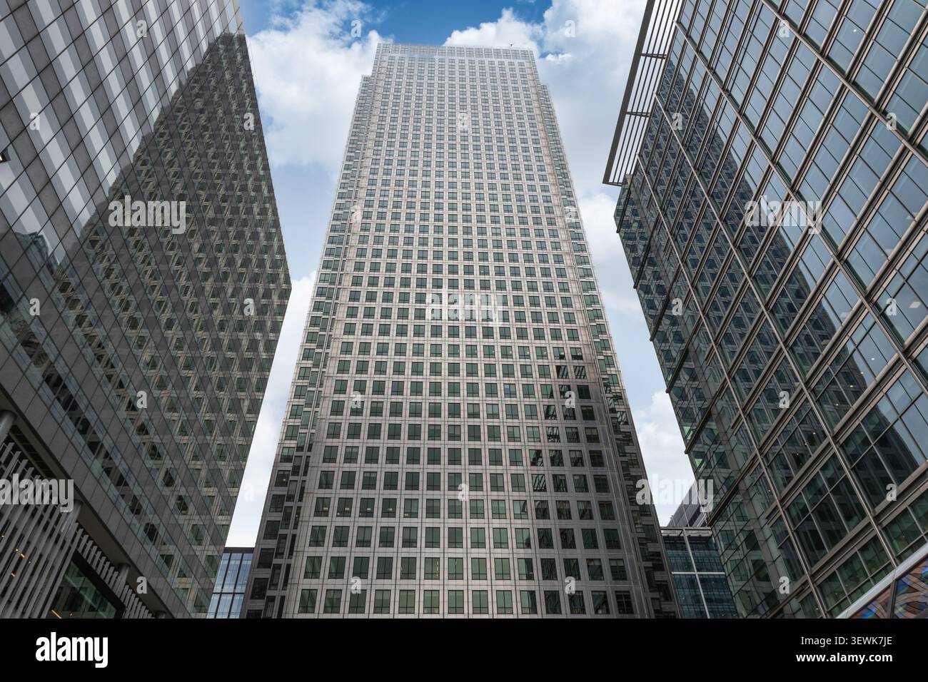 Flacher Blick auf den One Canada Square in Canary Wharf London Stockfoto