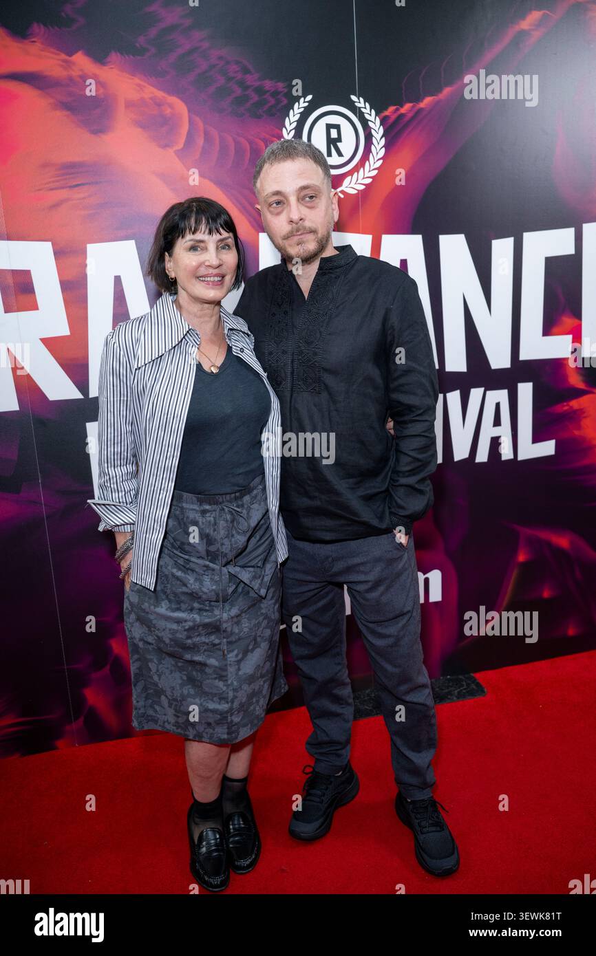 Sadie Frost & Alessio Schiazza nehmen an der Premiere von Rescue a Dokumentarfilm über Tiere teil, die in Konflikten gefangen wurden Stockfoto