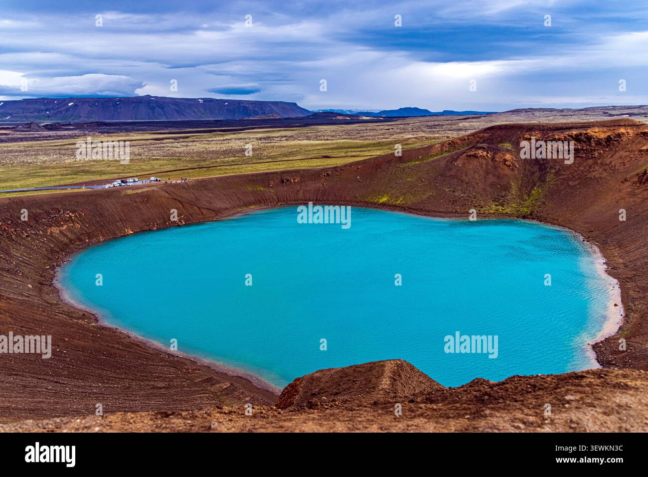 Atemberaubende Aussicht auf den türkisfarbenen geothermischen Kratersee Viti im Vulkangebiet Krafla, umgeben von einer dramatischen nördlichen Landschaft Stockfoto
