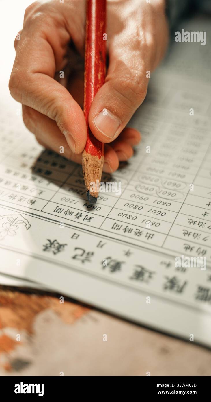 Schreiben von Notizen über alte japanische Militärpapiere Stockfoto