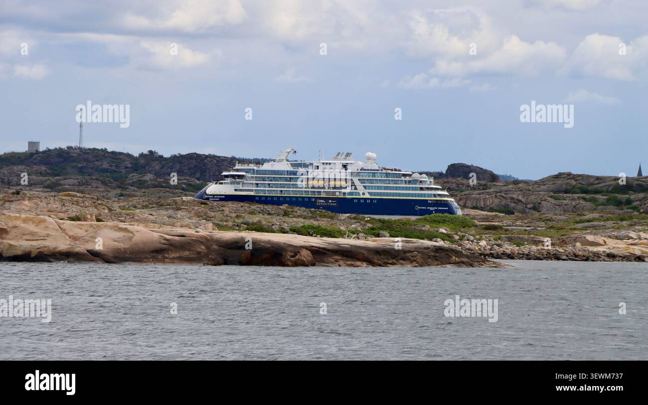 NATIONALES GEOGRAPHISCHES AUSDAUERSCHIFF LINDBLAD EXPEDITIONEN im Fjällbacka-Archipel Juni 2026 Stockfoto