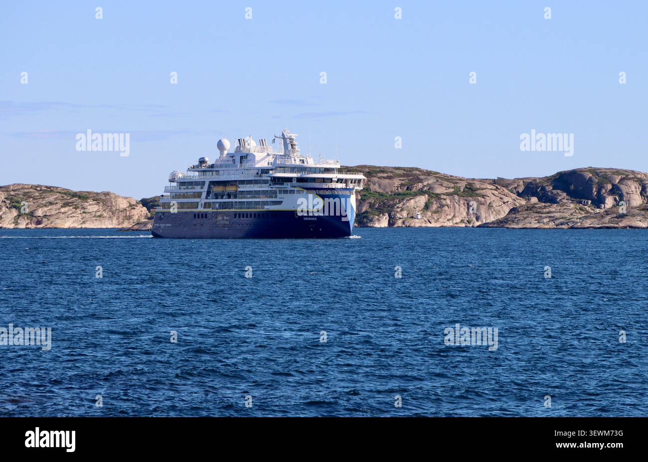 NATIONALES GEOGRAPHISCHES AUSDAUERSCHIFF LINDBLAD EXPEDITIONEN im Fjällbacka-Archipel Juni 2026 Stockfoto