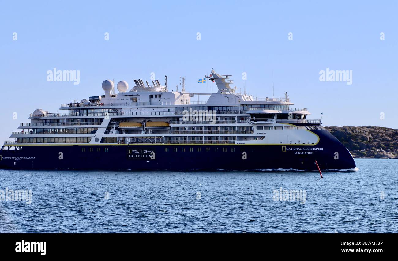 NATIONALES GEOGRAPHISCHES AUSDAUERSCHIFF LINDBLAD EXPEDITIONEN im Fjällbacka-Archipel Juni 2026 Stockfoto
