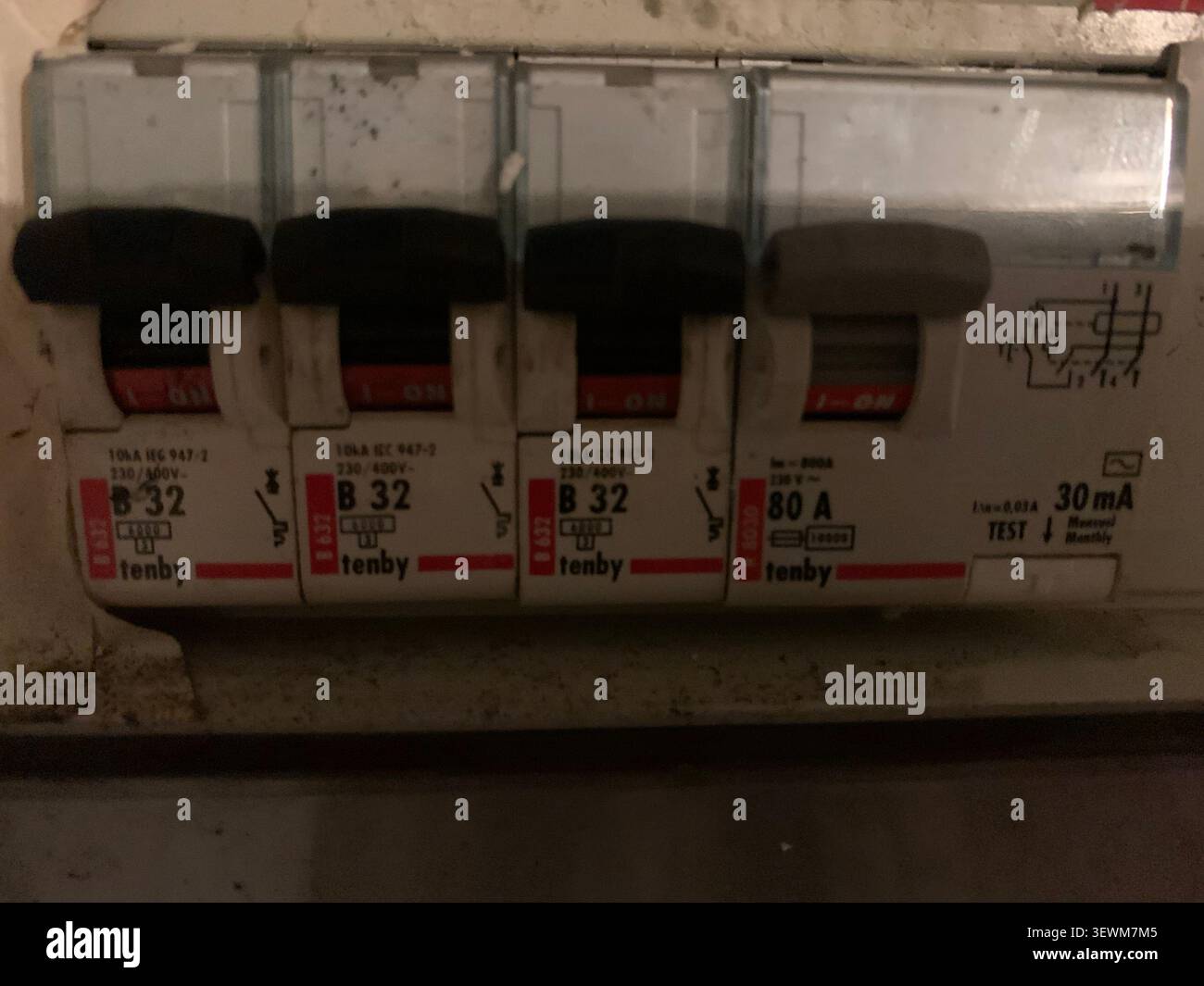 Nahaufnahme von Tenby Leistungsschaltern und RCD in einer haushaltsüblichen Verbraucherzentrale mit B32- und 80A-Bewertung in einer Mietwohnung in England - Smartphone-aufgenommenes Stockfoto