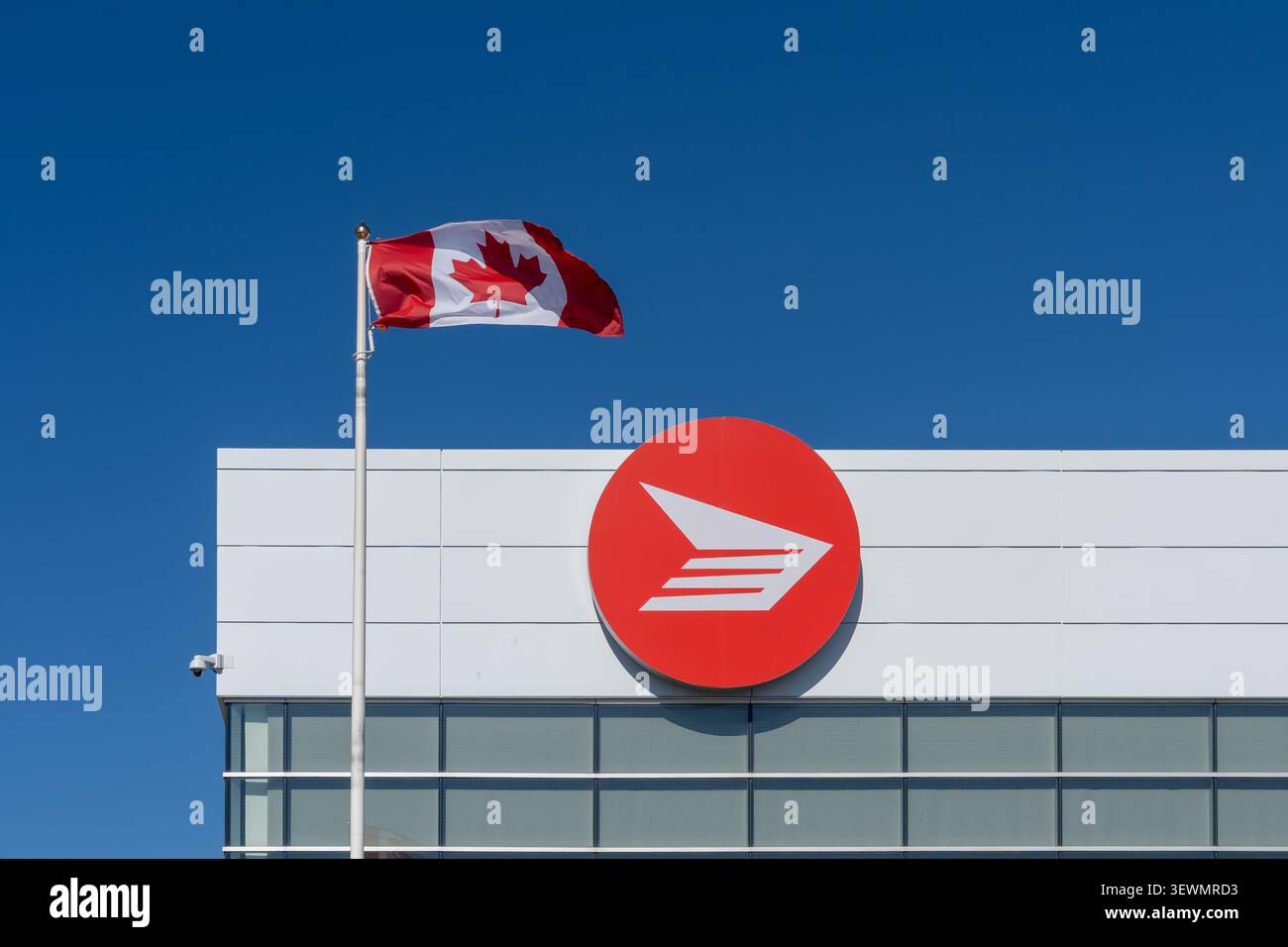 Das Logo der kanadischen Flagge und der Canada Post auf dem Gebäude in Toronto. Stockfoto