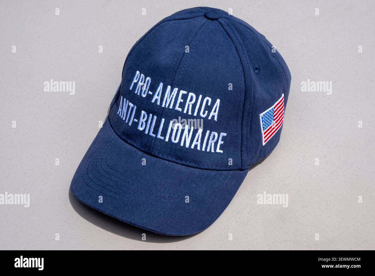 St. Paul, Minnesota. Pro-Amerika Anti-Billionare Hut mit amerikanischer Flagge Stockfoto