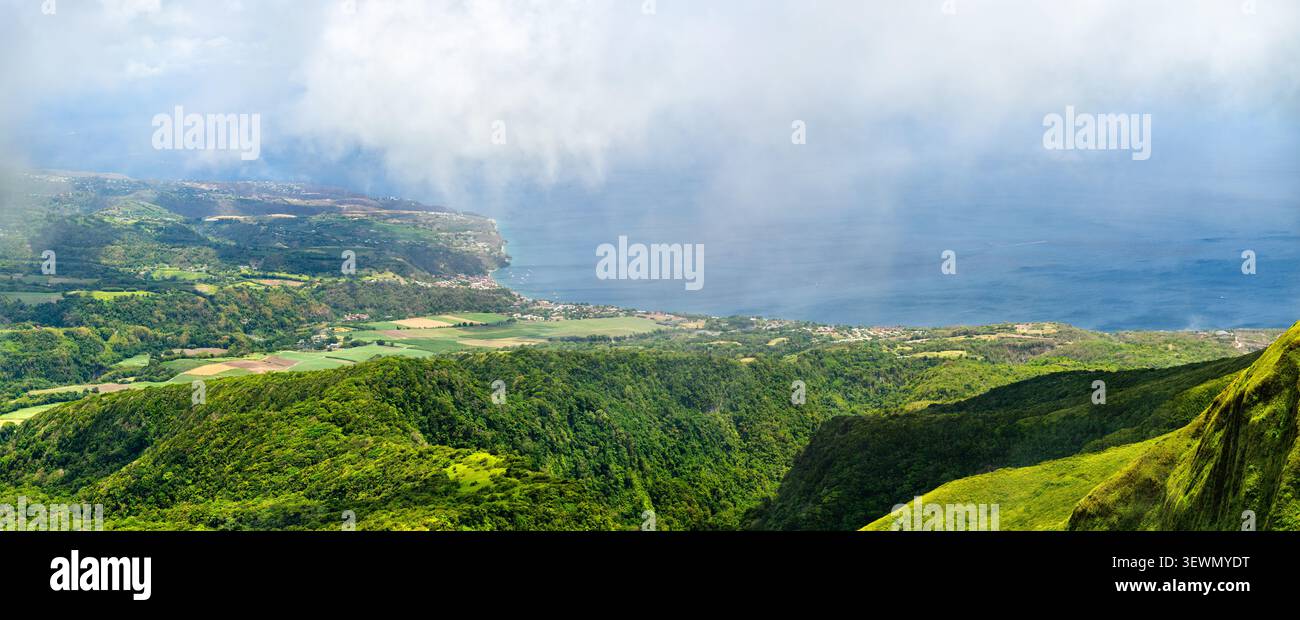 Atemberaubender Panoramablick auf die üppigen grünen Hänge, die Küste und das Meer vom Mount Pelee in Martinique, Karibik Frankreich Stockfoto