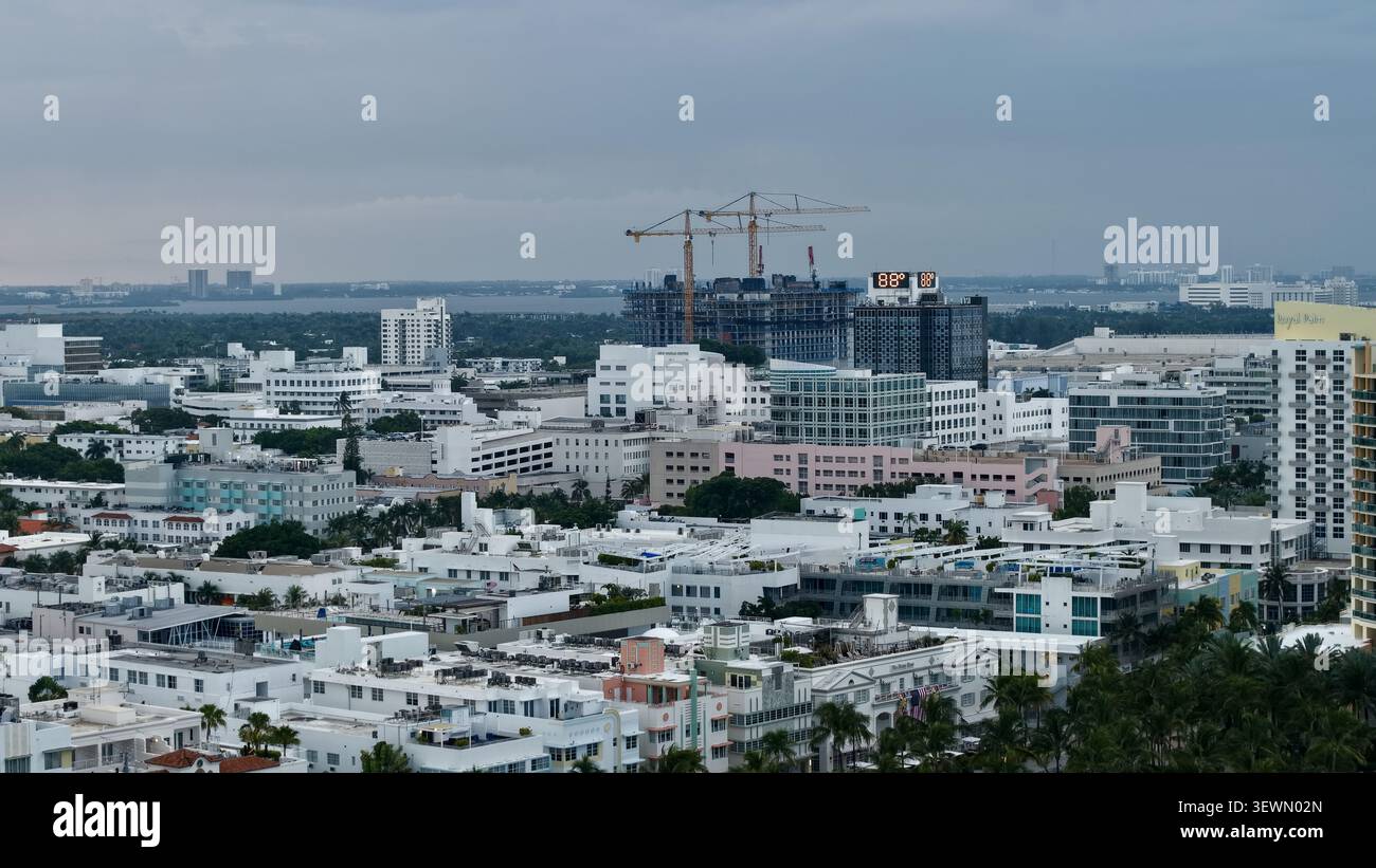Aus der Vogelperspektive von Miami Beach - South Beach mit Art déco-Architektur, Baukränen und städtischer Dichte im Miami-Dade County, Florida, United Stockfoto
