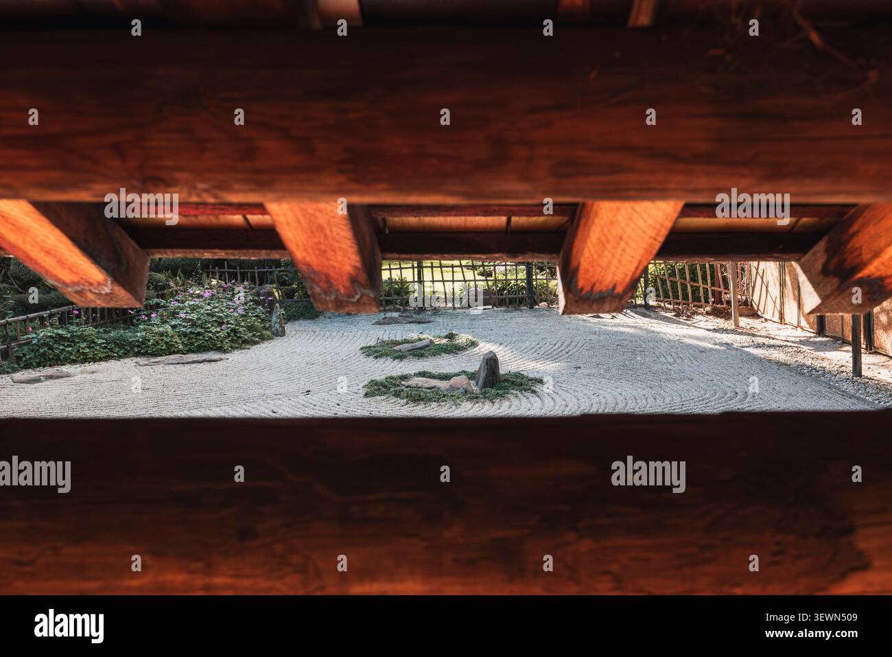 Traditioneller japanischer Zen-Garten mit trockener Landschaft von einem Teehaus im Adelaide Himeji Garden in Adelaide, Südaustralien. Stockfoto