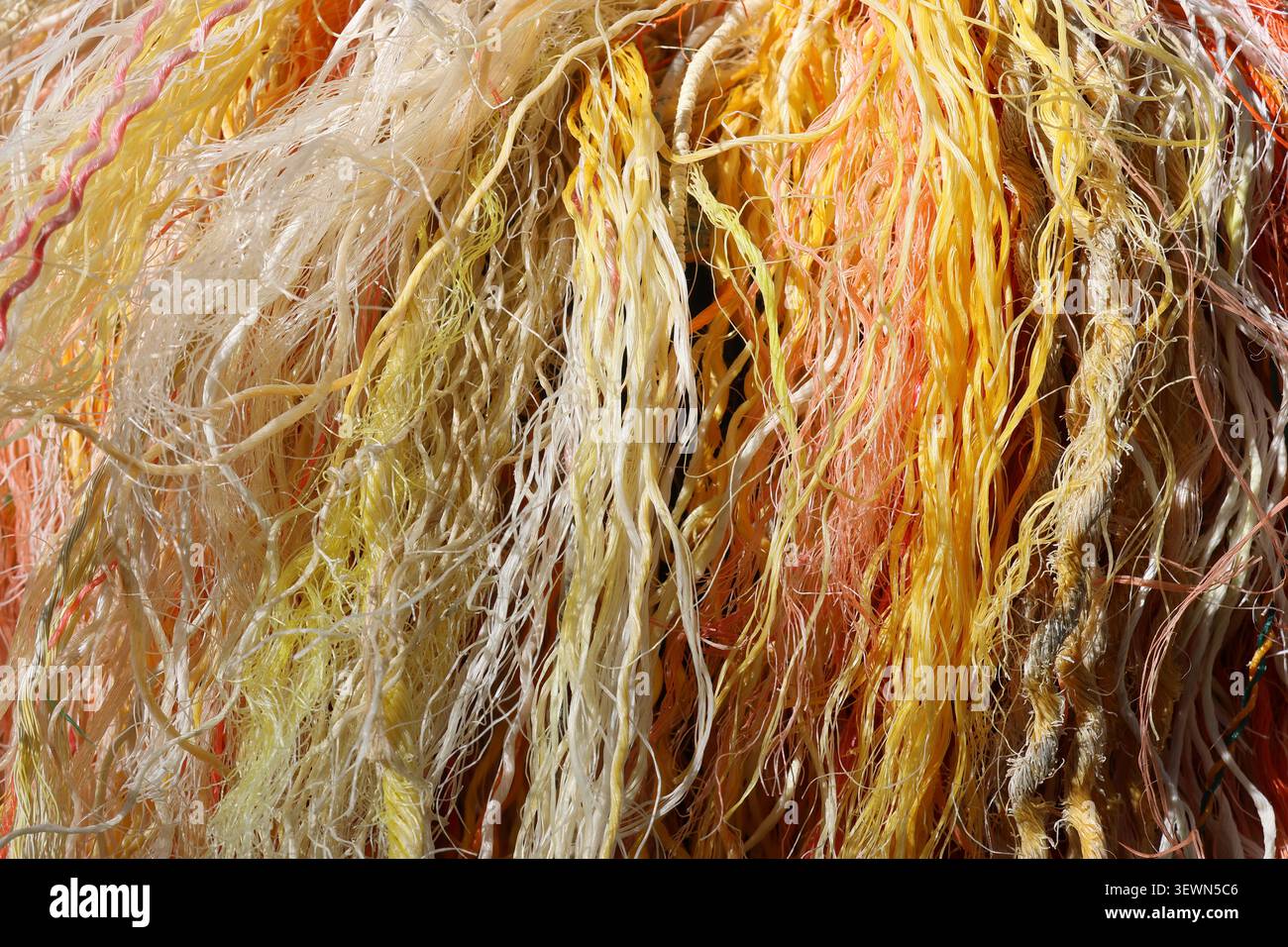 Makroaufnahme aus ausgefransten bunten synthetischen Seilen und Industriefasern mit detaillierter Textur Stockfoto