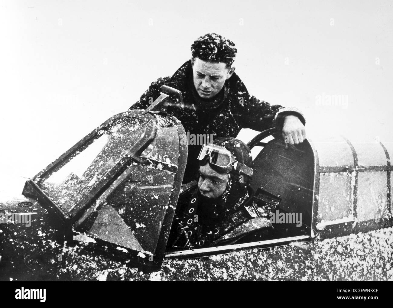 Ein britischer Pilot erklärt seinem sowjetischen Kollegen, dem damaligen britischen Standardjäger, das Cockpit eines Hurrikans. Nordfront, Murmansk, Sovi Stockfoto