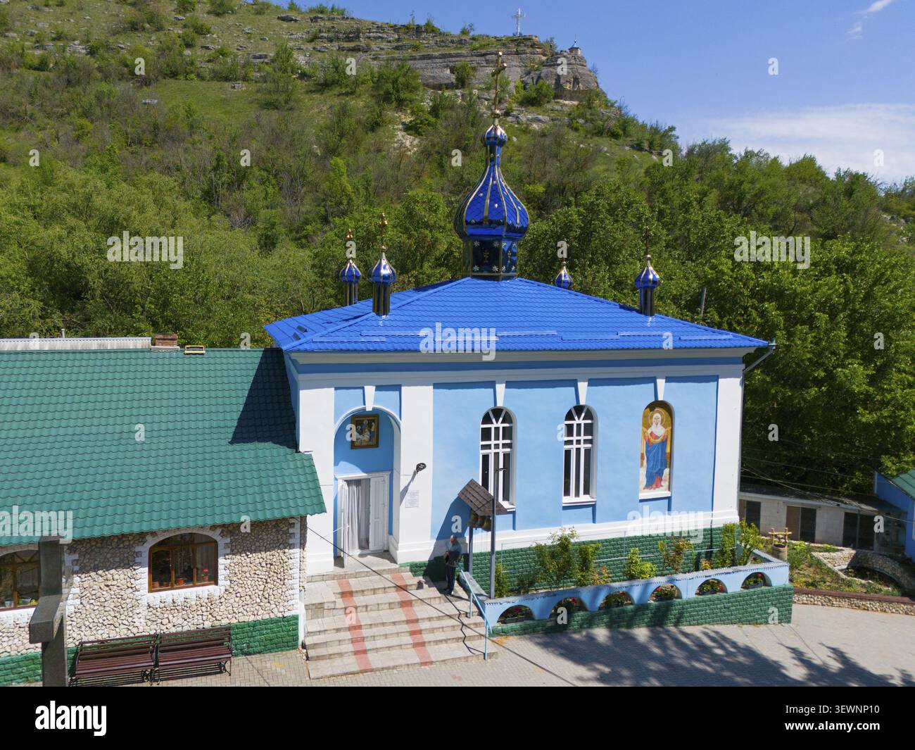 Kleine orthodoxe Kirche mit blauem Turm auf einem Hügel in grüner Umgebung, aus der Vogelperspektive, Saharna-Kloster, Dreifaltigkeitskloster, Kloster der Schimmelpilze Stockfoto